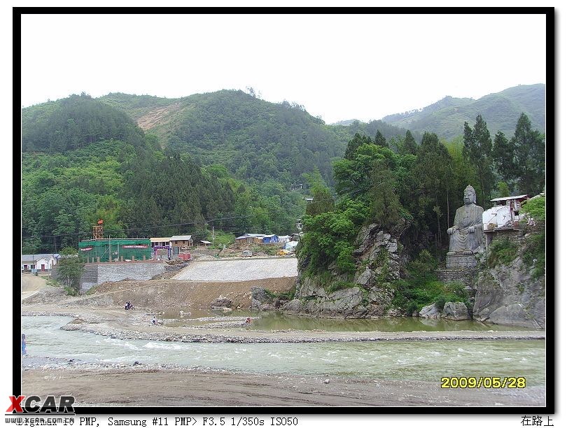 这里是四川省广元市青川县关庄镇,大规模的重建正热火朝天的进行,偶尔