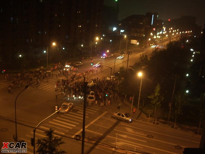 北京欢乐谷华侨城夜里城管警察打人,骂人。强