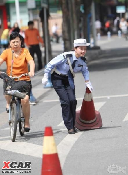 成都美女交警"温柔一刀"胡玲的生活照