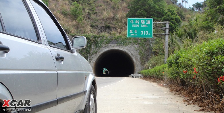 海南岛东南海面上,面积约一平方公里,距东线高速公路牛岭隧道约8海里