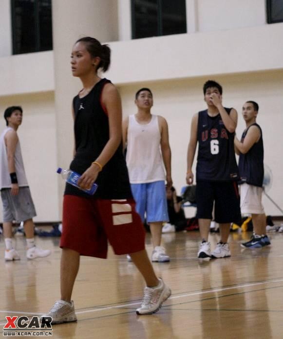 台湾篮球MM~在台湾打球的圈子里很有名的~