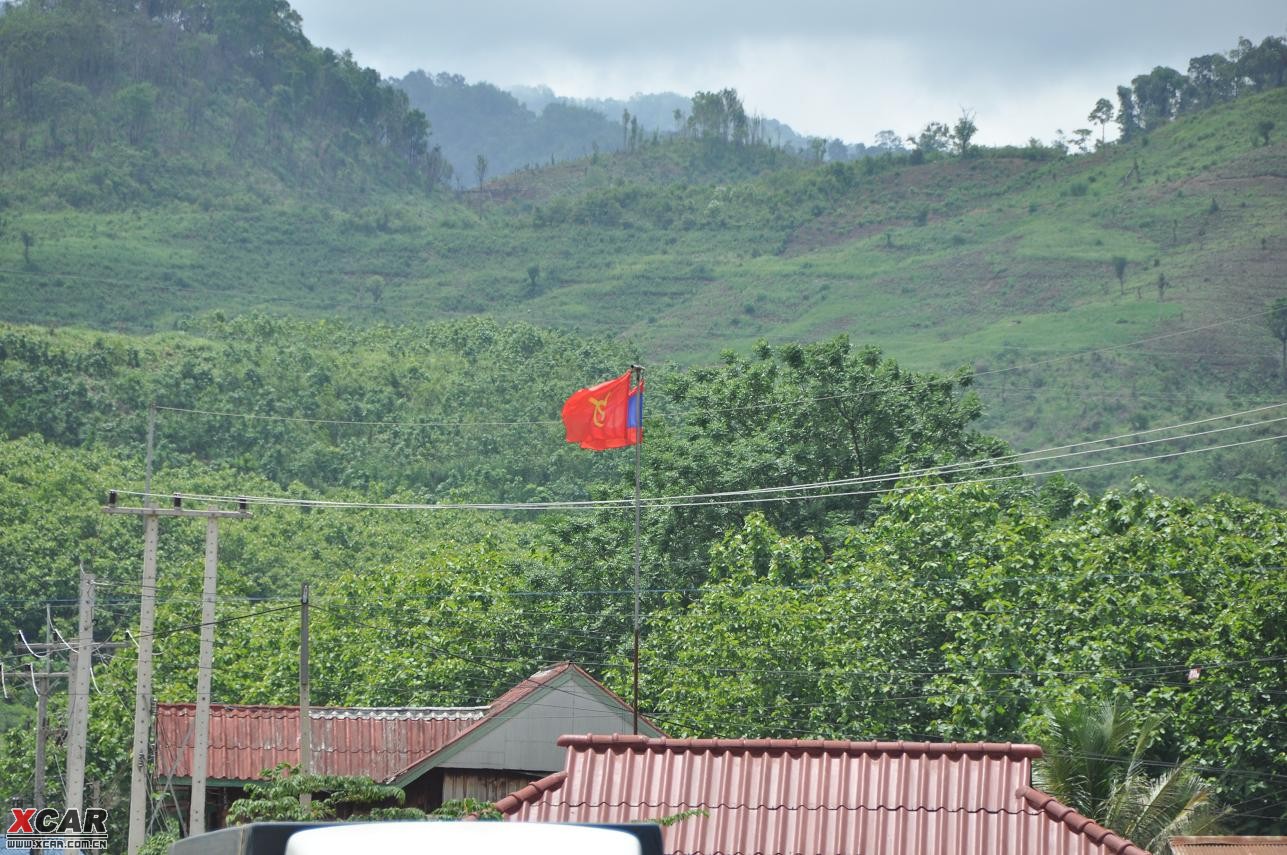 老挝的国旗和党旗.熟悉不?