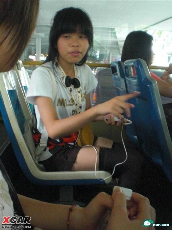 公交车上偶遇黑丝MM,为了广大卡友的身心健康