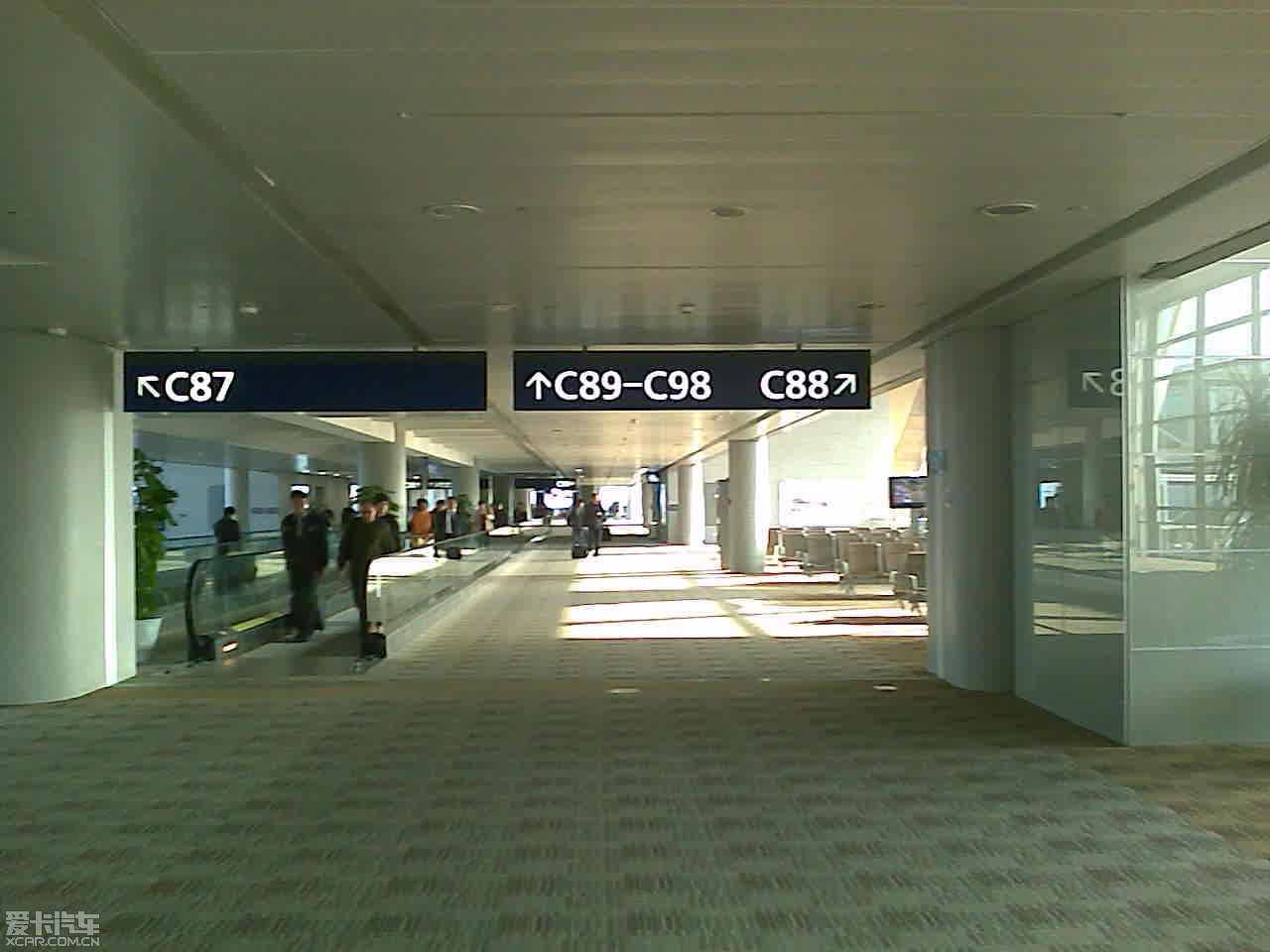 2010-11-25 1400 浦东国际机场,过安检后前往97号登机口.