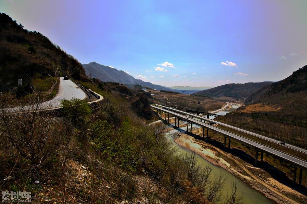 道边休息时发现沈丹高速,国道,铁路都在此地通过.