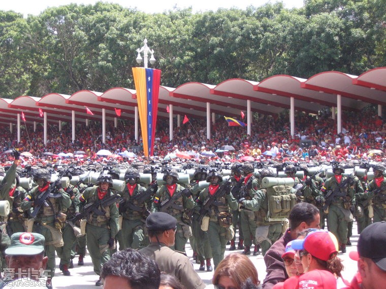 继续发委内瑞拉200周年阅兵的照片,各国军服很
