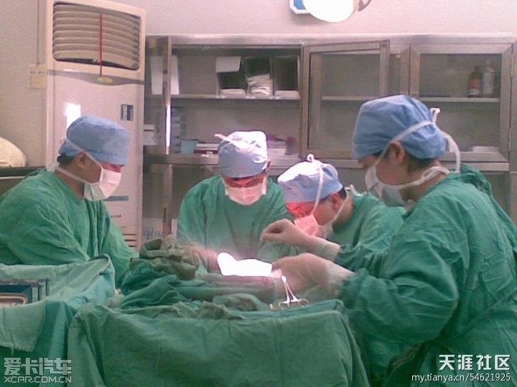 奥迪车友:手术室内,病人在做手术,医生们在做什