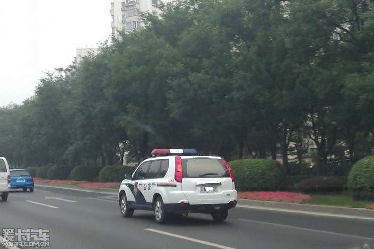 路上又发现一奇骏警车