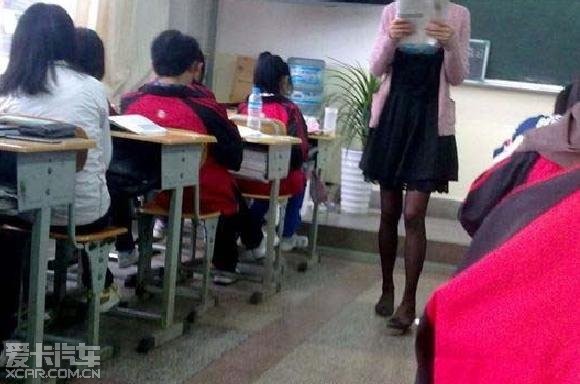 现在的娃娃怎么了,上课竟然偷拍女老师!_四川