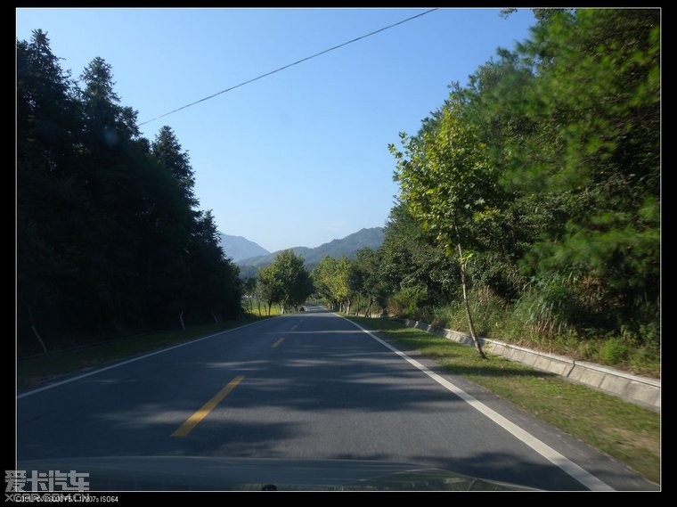 沿s103往黄山方向.