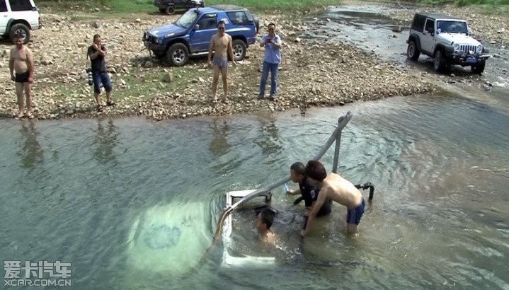 难得一见的精彩视频--越野车水下潜行!_帕杰罗