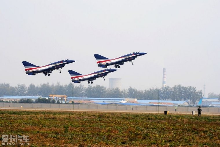 1年10月29日,PLA八一飞行表演队在潍坊机场进