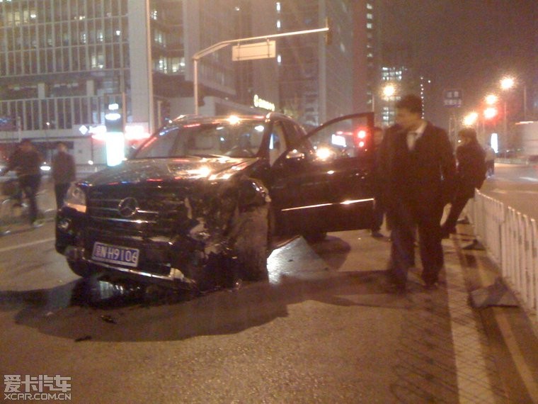 昨晚金融街亲眼看到的车祸 奔驰GL级VS帕萨特