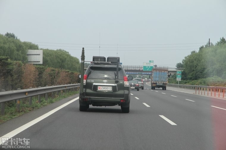 高速公路上拍到的军车不知道上面装的神马神器