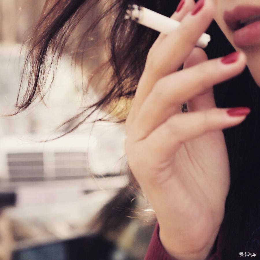 香烟,红唇,还有你.