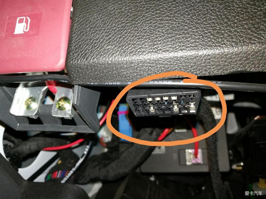 锁车自动升窗器的安装很简单,在方向盘的下方,找到obd接口,插上升窗器