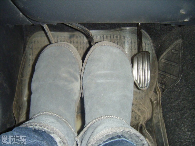 老婆给买了双雪地靴,结果开车踩刹车的时候总