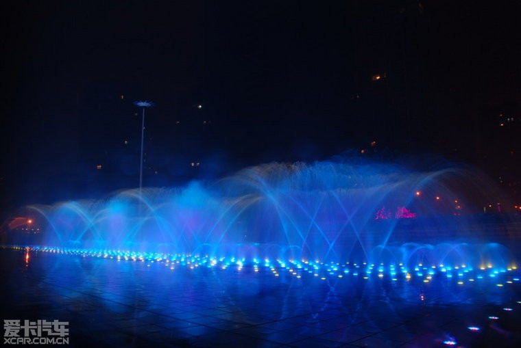江津新建的音乐喷泉,还在试运行中,拍了几张照