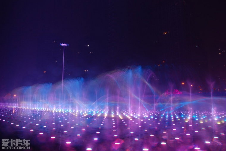 江津新建的音乐喷泉,还在试运行中,拍了几张照