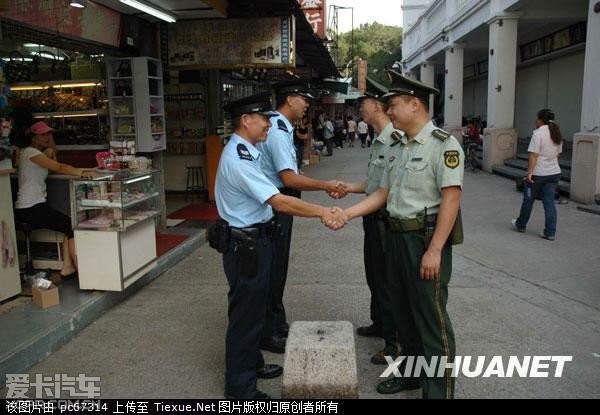 深圳交警穿上香港交通警的制服,成了有些搞笑