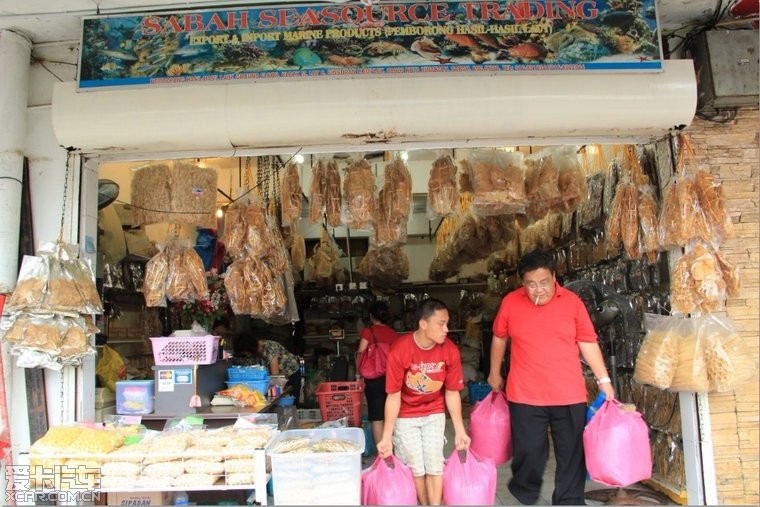 蓝色店招这家应该是海鲜干货的批发店,东西又好价格也实在.