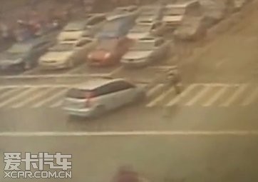 广西最牛交警:遭小车撞击仅凭双手缓冲撞击力