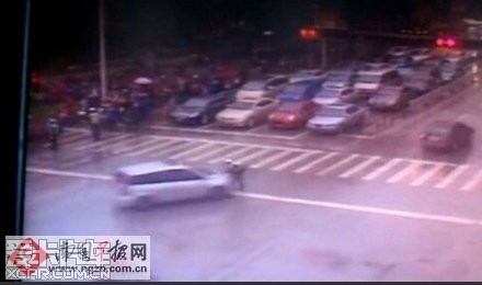 广西南宁:最牛交警飞身一跃躲车祸。