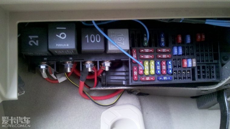 在保险丝盒边上加了自锁开关,控制一个松下30a的车用继电器来控制