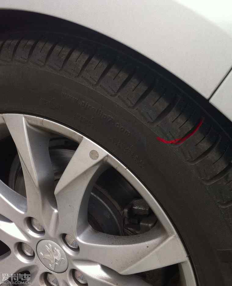 轮胎压白线左右声音不一样原因初探