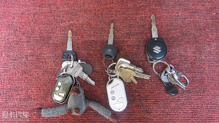 图一:三把车钥匙分别是:铃木豪爵红巨星女装摩
