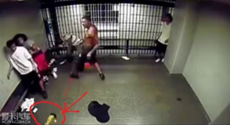 ZT: 拘留所内打架,被一枪冒了,应该是电击枪。