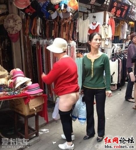 老板不退钱,老太太街头脱裤子威胁!_北京汽车