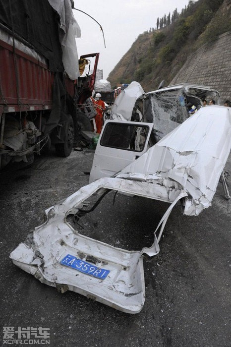 5月6日—又胡闹*汕昆高速云南宜良段交通事故致12死*