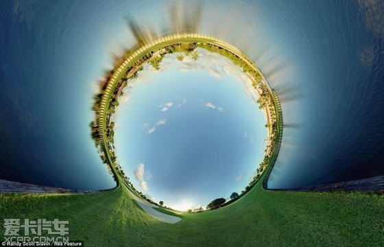 摄影师用鱼眼镜头拍摄制成360度全景照片