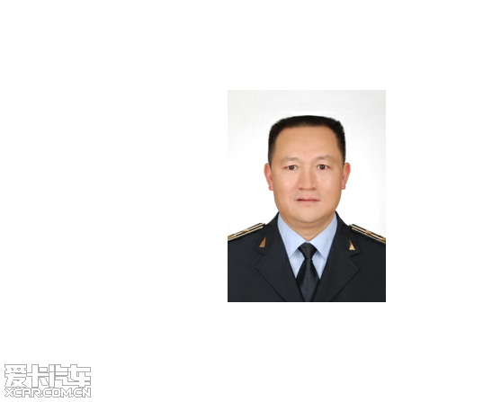 公务车的驾驶员是普洱市质监局副局长王维雄 