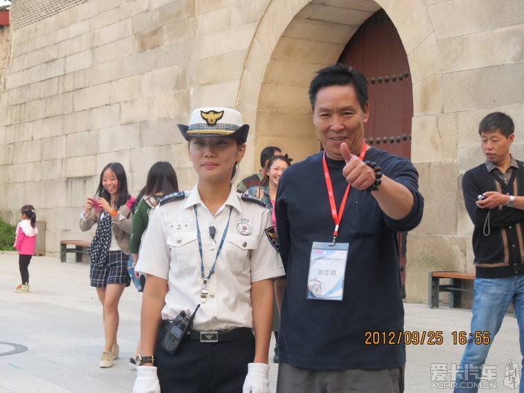 韩国青瓦台的美女警察,猜猜傍边是哪位老大? 