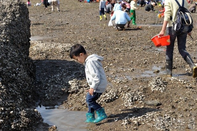 这小子不在状态,只对泥巴水坑感兴趣,不一会就灌了满雨靴的泥水!