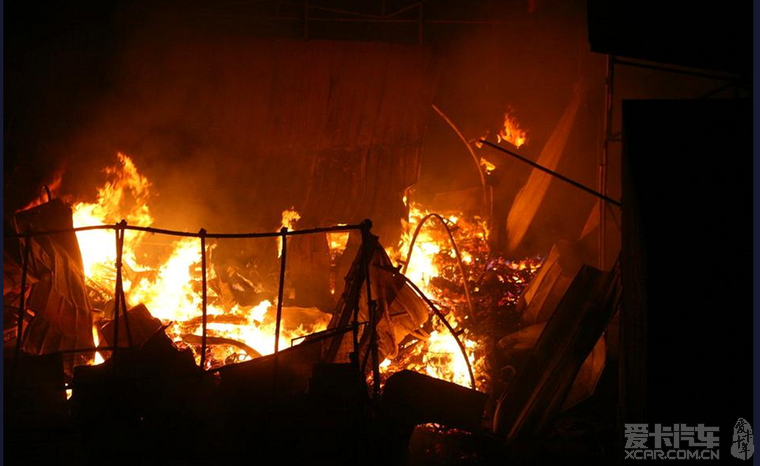 今日凌晨成都五块石电器市场发生大火 着火面
