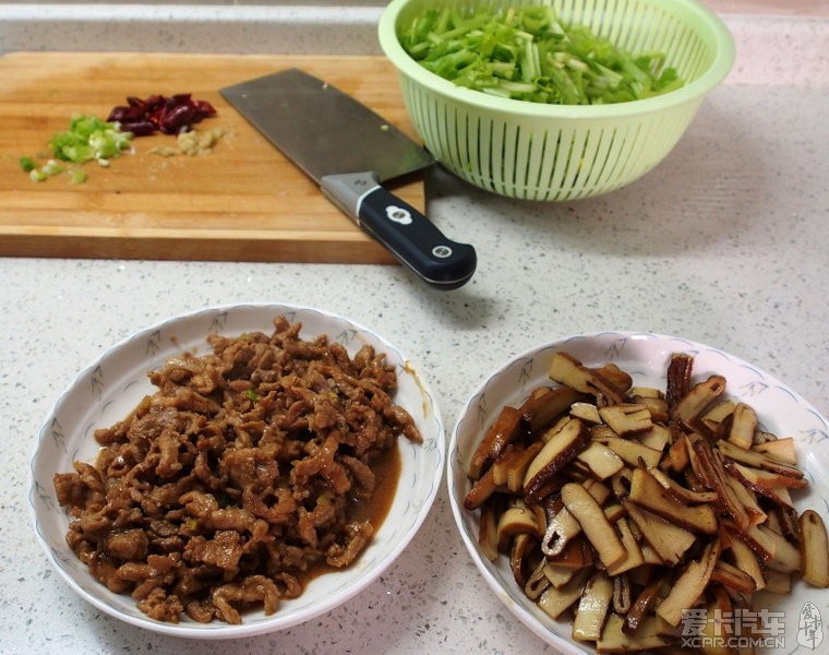 肉丝、香干炒芹菜,老母鸡汤、大米饭,给自己做