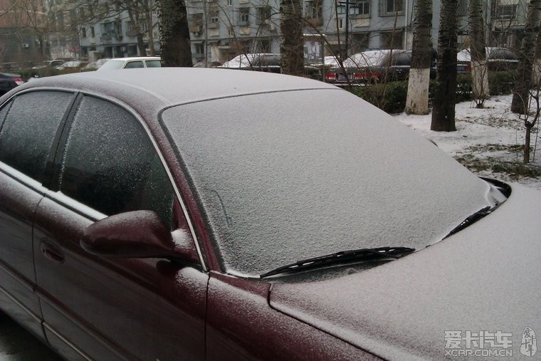 【汽车车窗上霜】