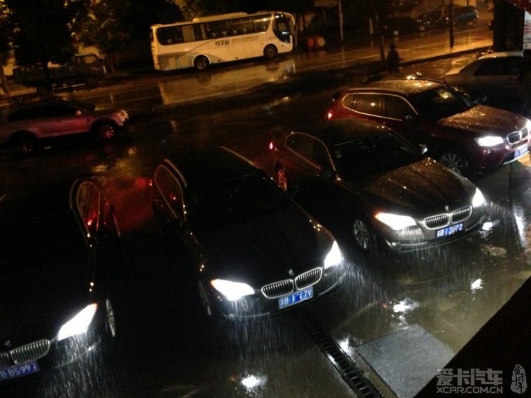 无锡青年BMW车友会第一次聚会,分发车标,下雨