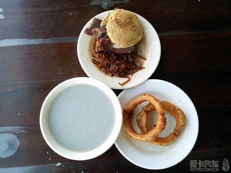 喝豆汁吃焦圈老磁器口豆汁店真好 骑单车逛京