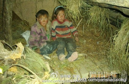 那一堆稀疏的稻草就是两个孩子晚上睡觉的地方
