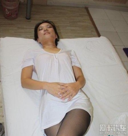 一个美女喝醉了被人带到宾馆后