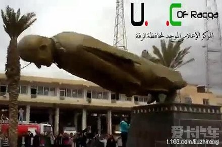 【叙利亚人民拆毁巴沙尔父亲老阿萨德的雕像。
