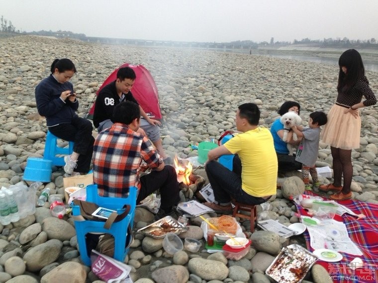 上前2周去温江金马河边烧烤的照片。附此次爱