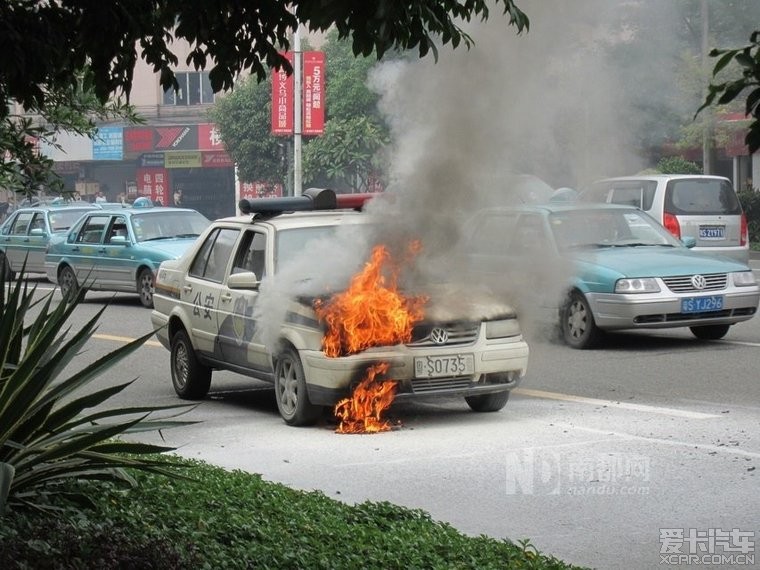 前日东莞大众捷达警车行驶途中自燃的现场图片。应该是输油管的问题吧?_深圳汽车论坛_XCAR 爱卡汽车俱乐部