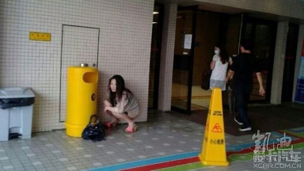 图:大陆妙龄女子香港医院门口小便,绝无马赛克