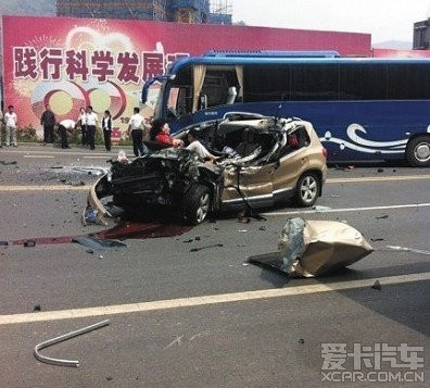 龙王塘大客与吉普相撞 吉普车司机不幸身亡_途
