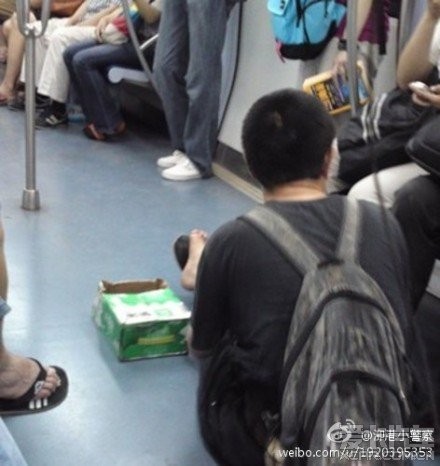 太强了地铁乞讨月收入上万元!民警爆料上海地